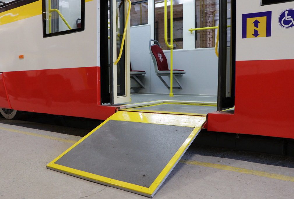 оснащен пандусом